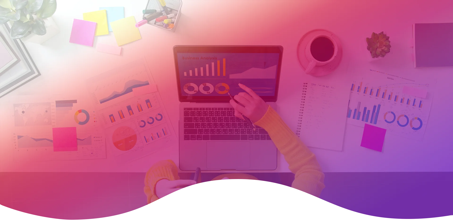 Una persona revisando el crecimiento SEO por el posicionamiento web