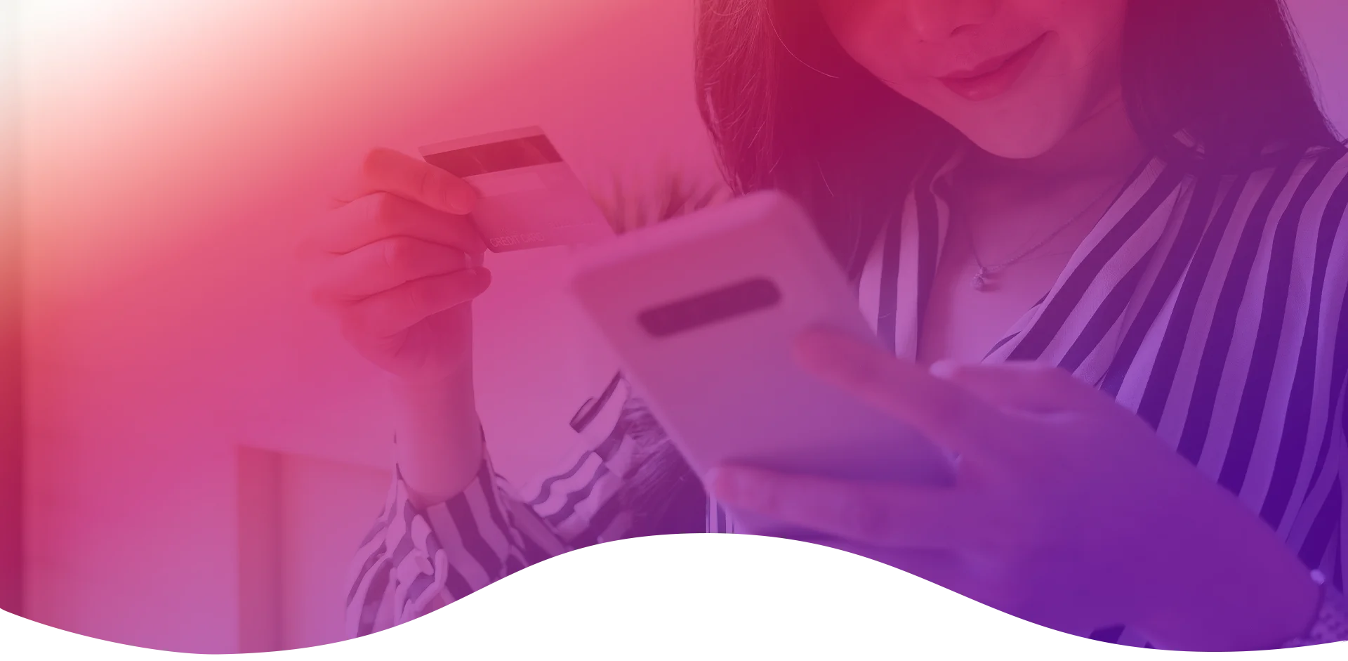 Chica haciendo una compra en una tienda online desde su celular